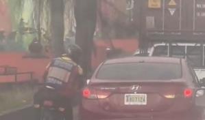 Policía Nacional investiga caso de motorista armado que atracó a conductor en Las Américas