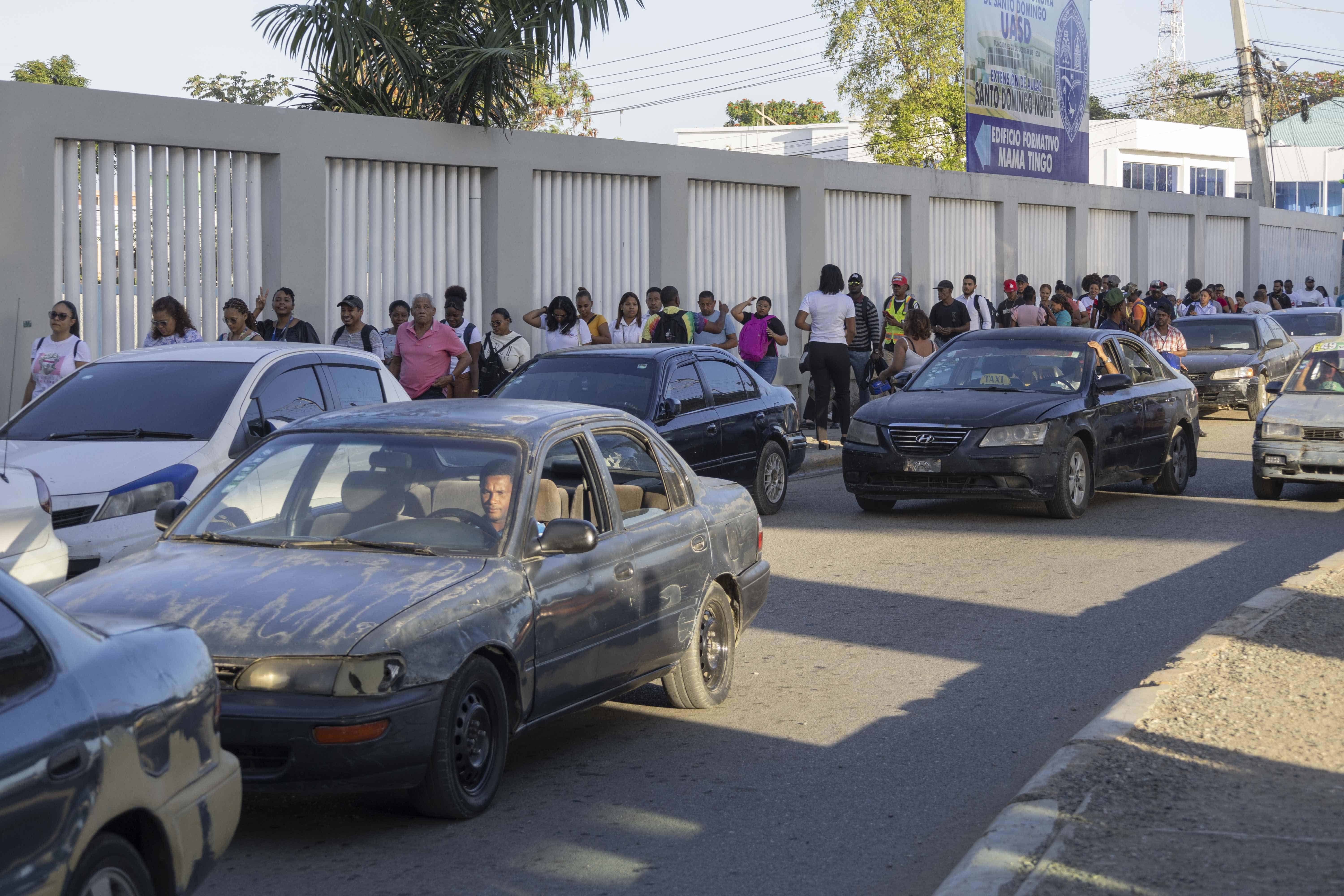 Fila para ingresar a una estación del metro. 