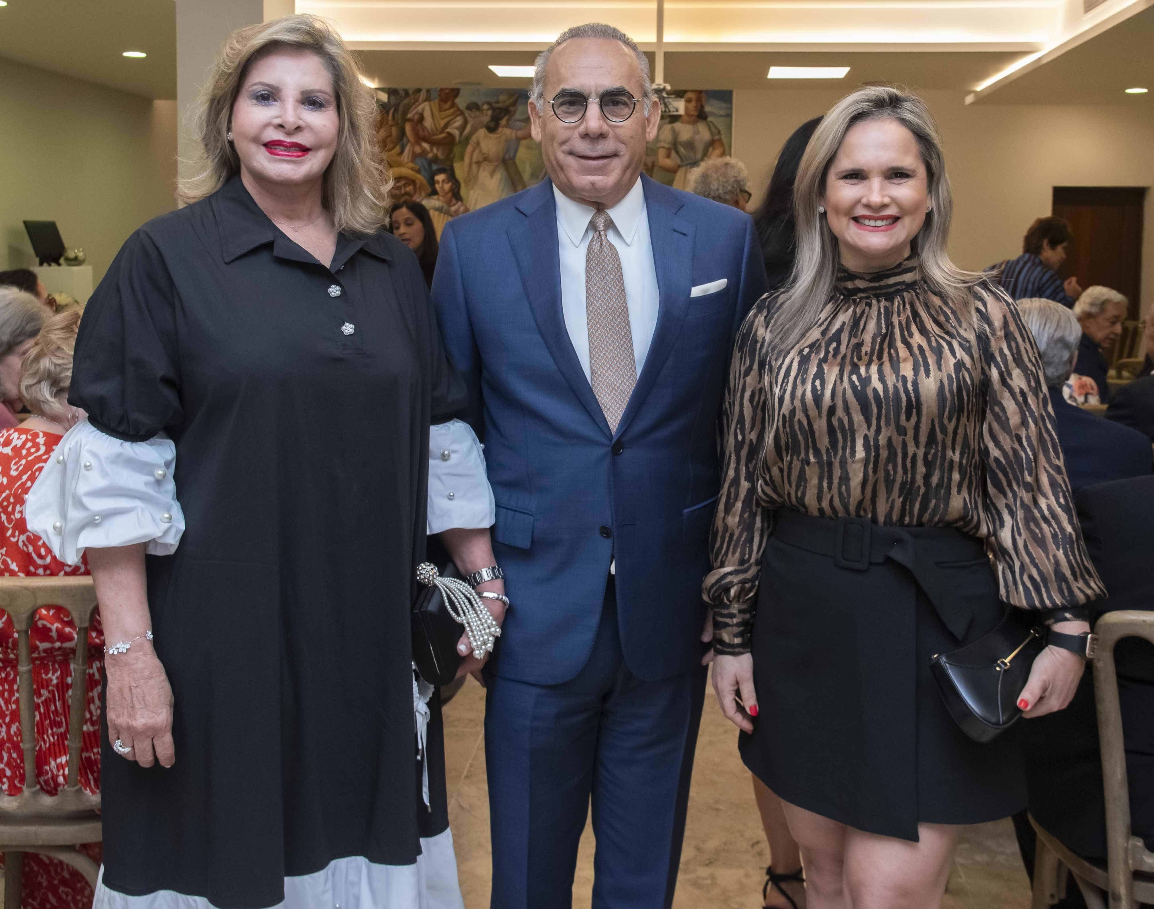 Edita Castillo, Emilio Hasbún y Annerys de Hasbún. 