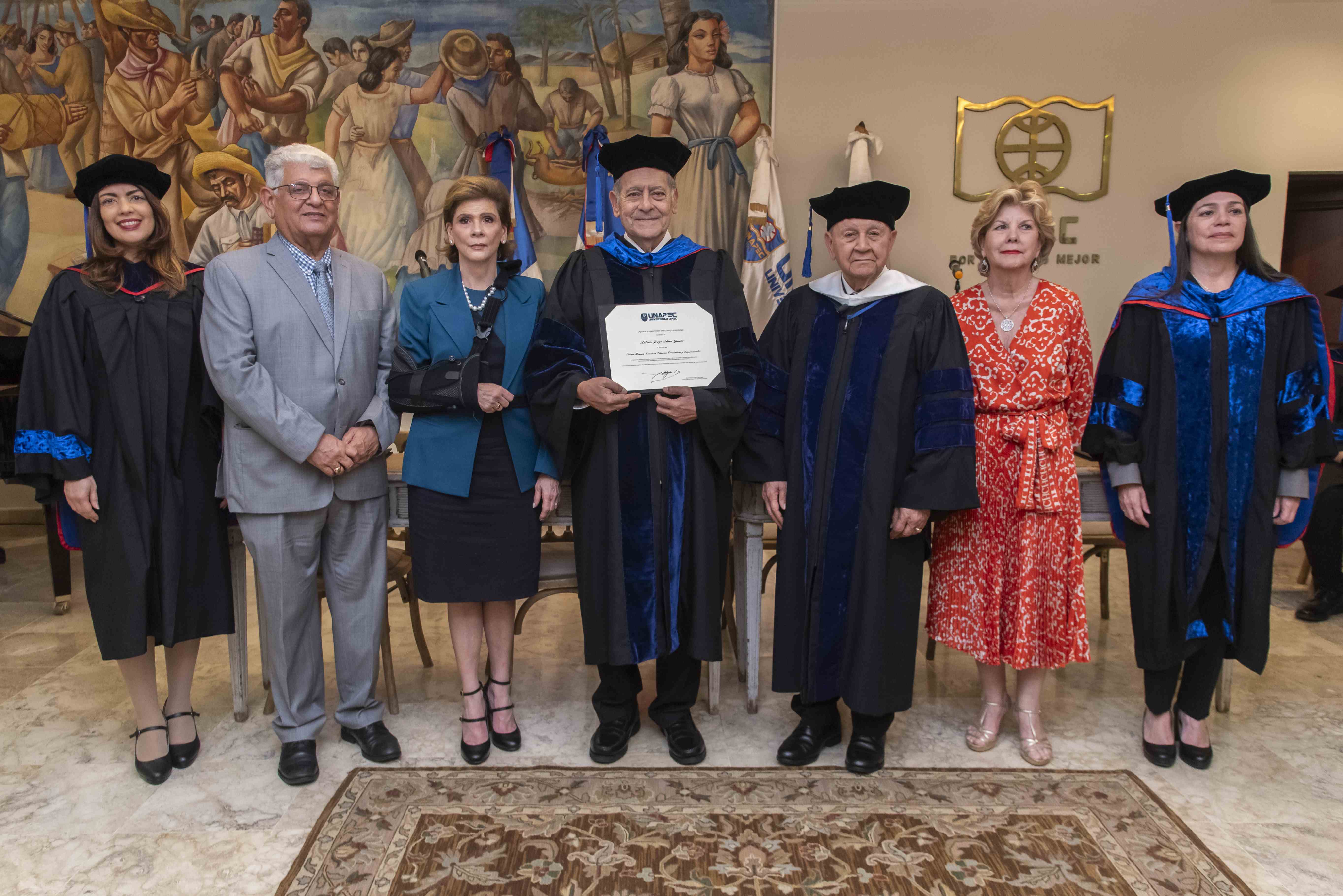 Antonio Alma posa junto a las autoridades de Unapec.