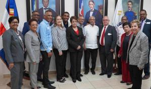 Ministro Ángel Hernández recibe la propuesta para reformar la ley de Educación