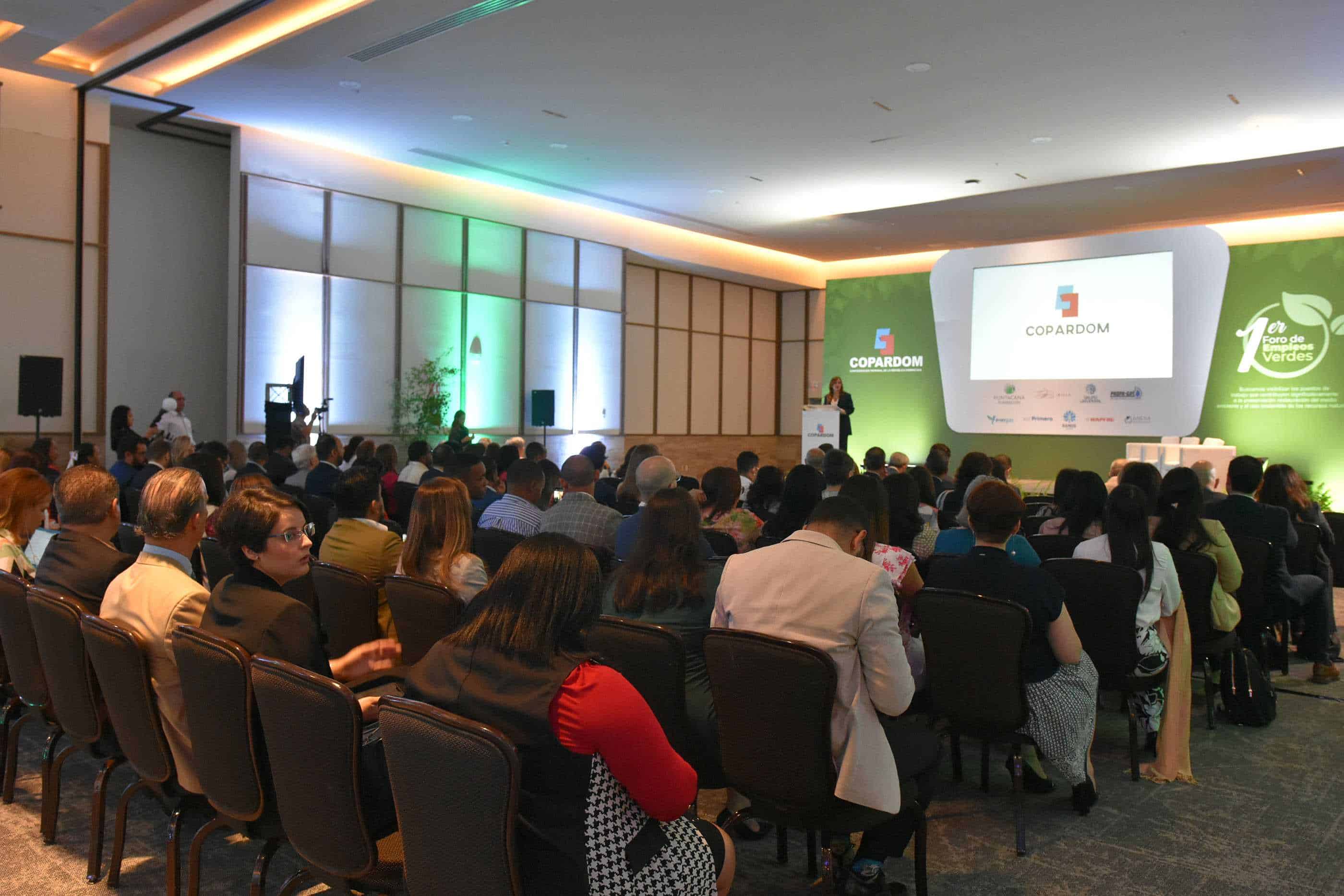 Participantes en el primer foro de empleos verdes en República Dominicana.