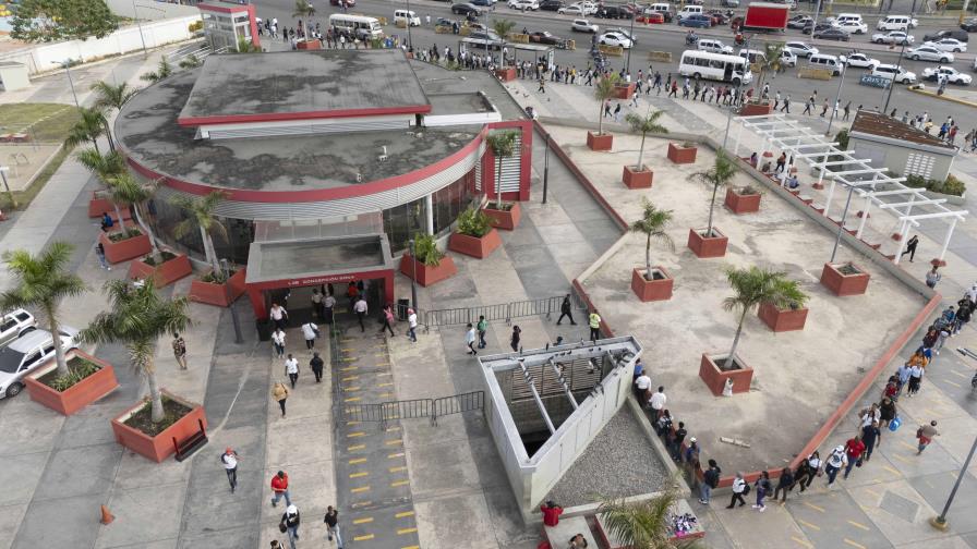 Sigue la congestión para el acceso al Metro de Santo Domingo en las horas pico