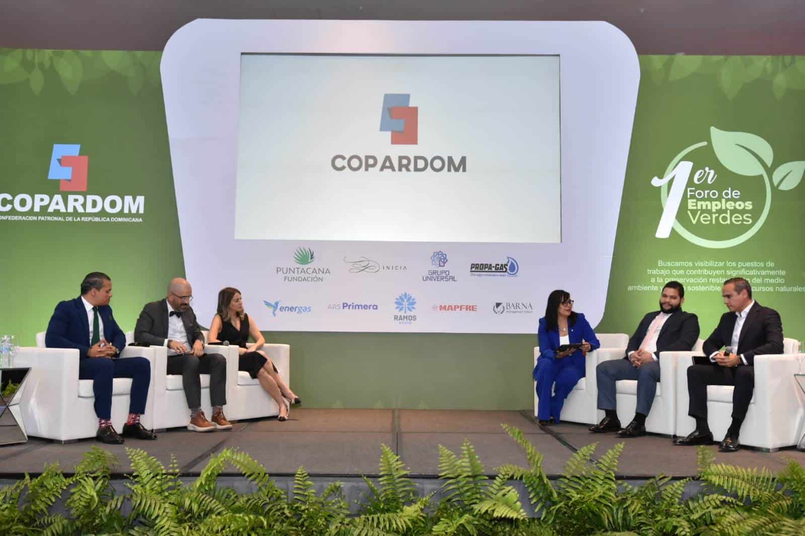 Panel Desafíos y oportunidades: Empleo en la era de la economía regenerativa en el foro de empleos verdes.