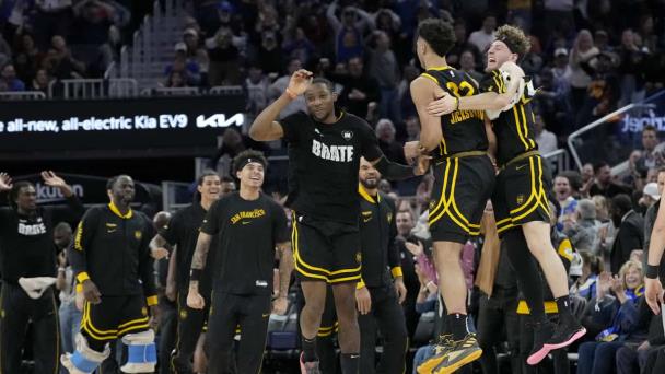 Stephen Curry y Warriors amansan a Bucks; los arrollan por 125-90