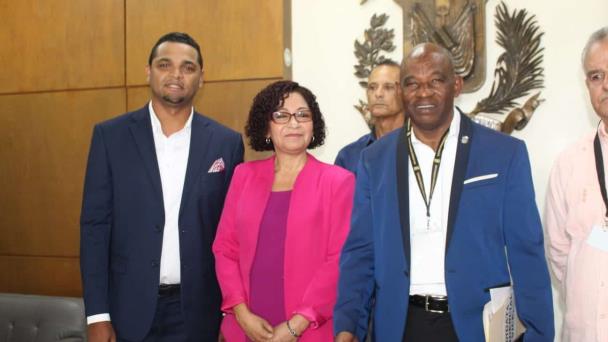 María Teresa Cabrera anuncia su candidato vicepresidencial por el Frente Amplio