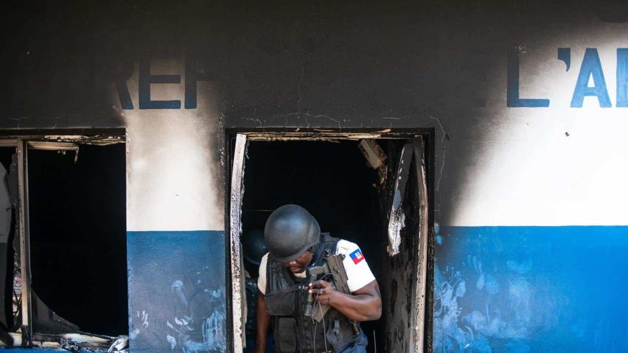 Las pandillas de Haití incendian otro puesto de policía en plena ola de violencia