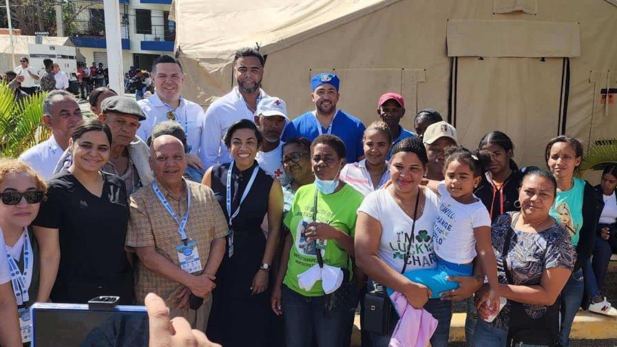 Médicos dominicanos de EE.UU. brindan atención gratuita en hospital de Montecristi