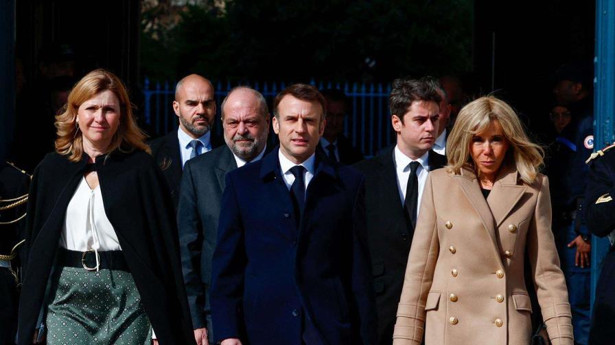 El presidente francés denuncia las noticias falsas sobre su mujer