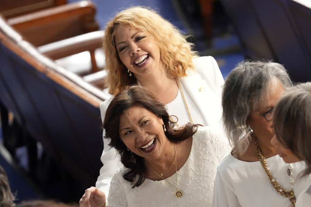 La representante Norma Torres, demócrata de California, en el centro, y la representante Lucy McBath, demócrata de Georgia, en el centro, vestin de blanco para apoyar los derechos reproductivos, mientras el presidente Joe Biden se prepara para pronunciar el discurso sobre el Estado de la Unión ante una sesión conjunta del Congreso en el Capitolio de Estados Unidos, el jueves 7 de marzo de 2024, en Washington.