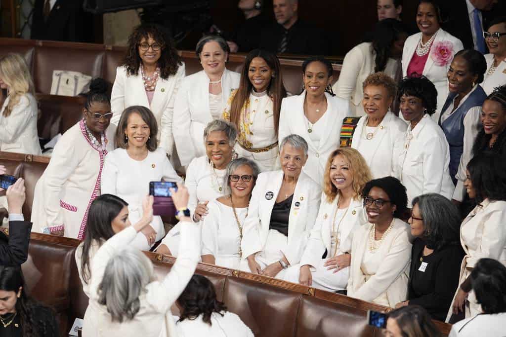 Mujeres miembros de la Cámara de Representantes, posan para fotos antes de que el presidente Joe Biden llegue para pronunciar su discurso sobre el Estado de la Unión ante una sesión conjunta del Congreso, en el Capitolio en Washington, el jueves 7 de marzo de 2024.