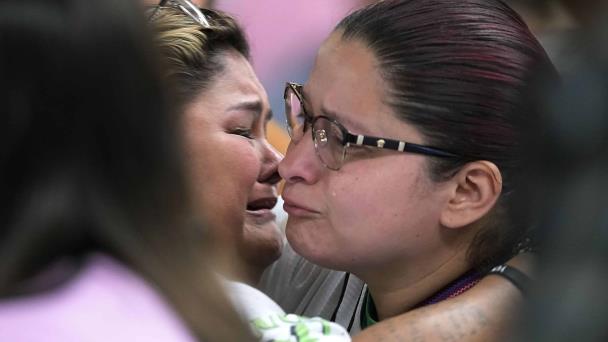 Familiares de las víctimas de Uvalde arremeten contra informe que absuelve a la policía local
