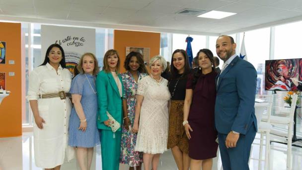 Embajadora de la República Dominicana en Panamá inaugura salón cultural Pedro Mir