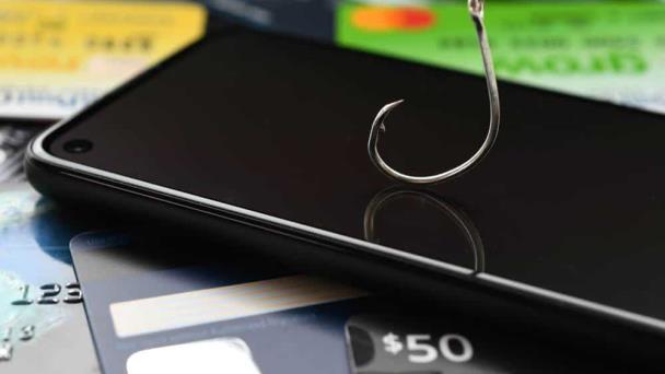 El FBI calcula que se perdieron unos 12,500 millones de dólares por estafas en línea en 2023