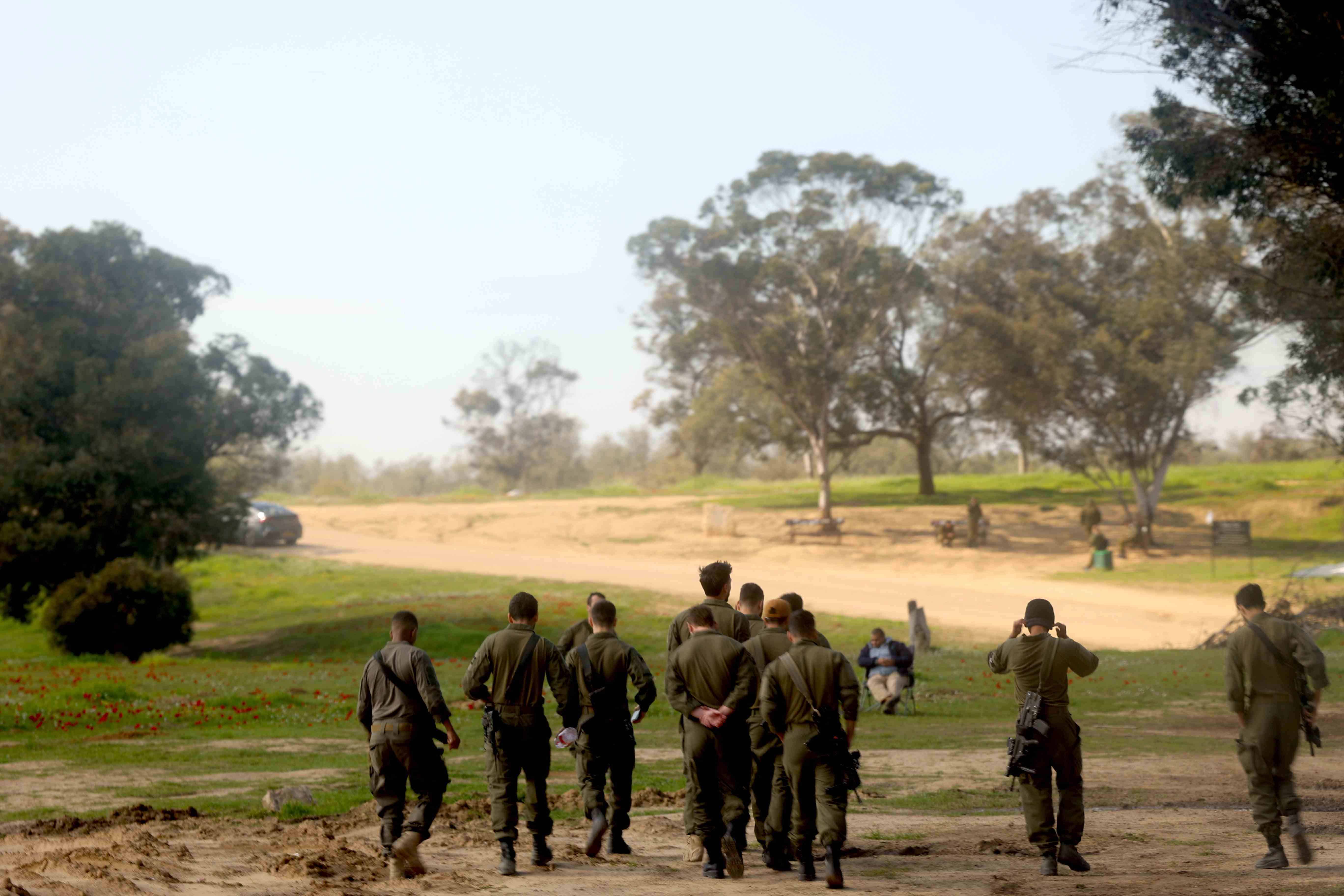 Reservistas israelíes caminan en la zona donde se llevó a cabo el festival Nova, a poco más de un kilómetro de la FRanja de Gaza.