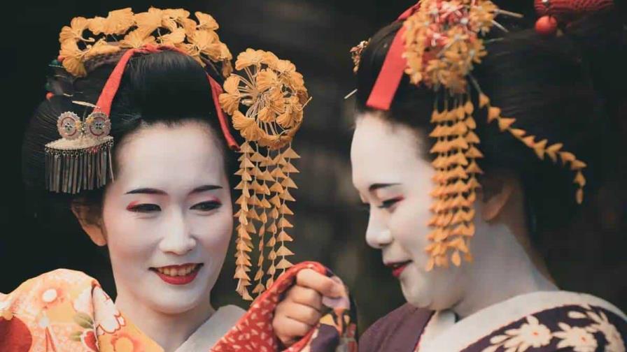 Japón prohibirá a los turistas entrar al distrito de las geishas de Kioto tras acosarlas