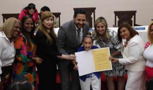 Alcaldía y regidores reconocen a mujeres en su día