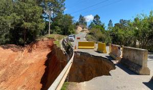 Obras Públicas interviene tramo colapsado en carretera que une Jarabacoa y Constanza