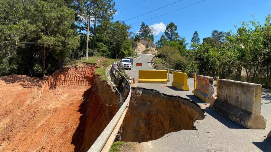 Obras Públicas interviene tramo colapsado en carretera que une Jarabacoa y Constanza
