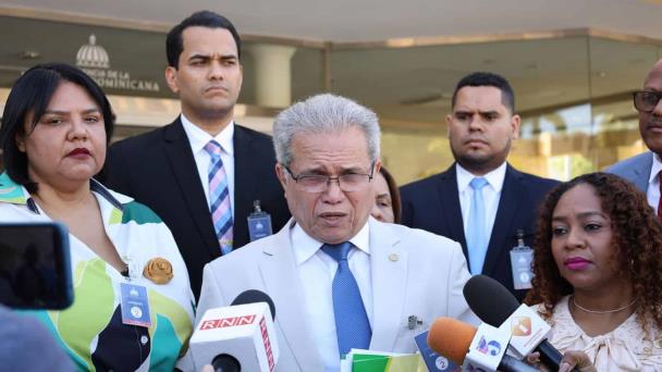 Gobierno y Colegio Médico avanzan en discusión sobre aumento salarial