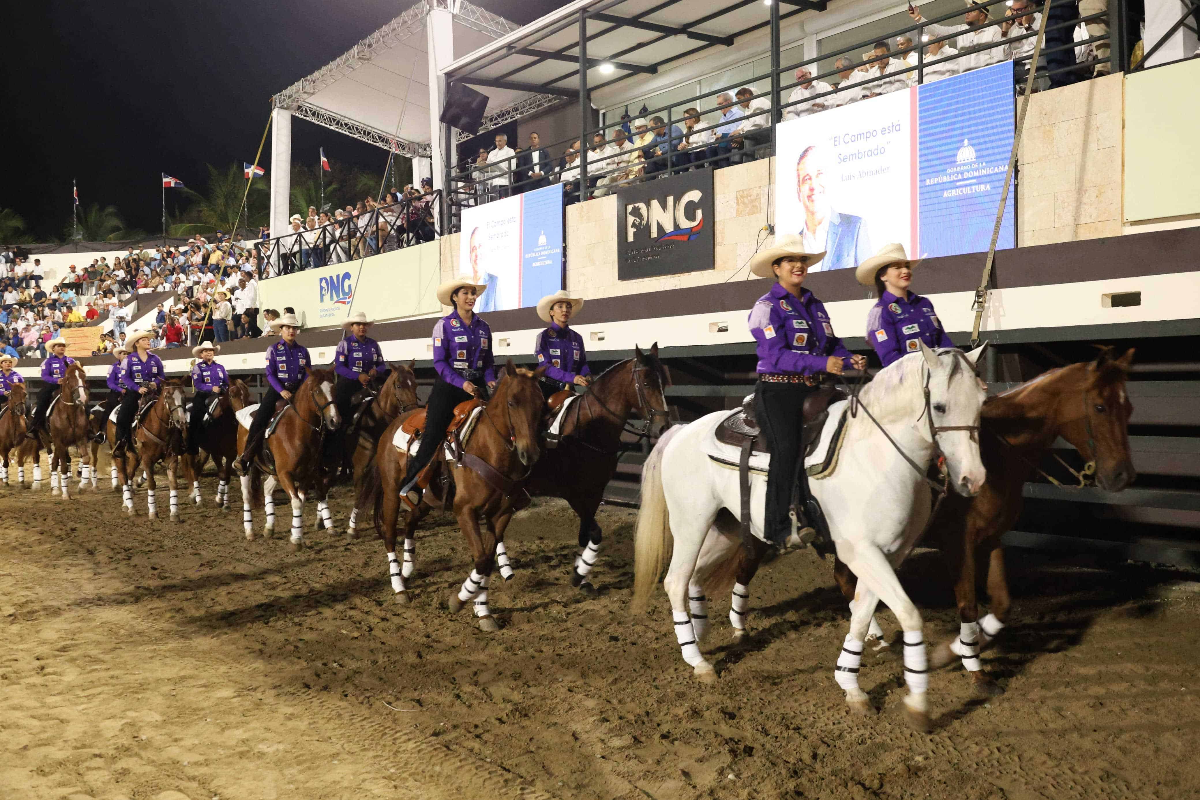 Caballos de paso fino desfilan en la inauguración de la Feria Nacional Agropecuaria. 