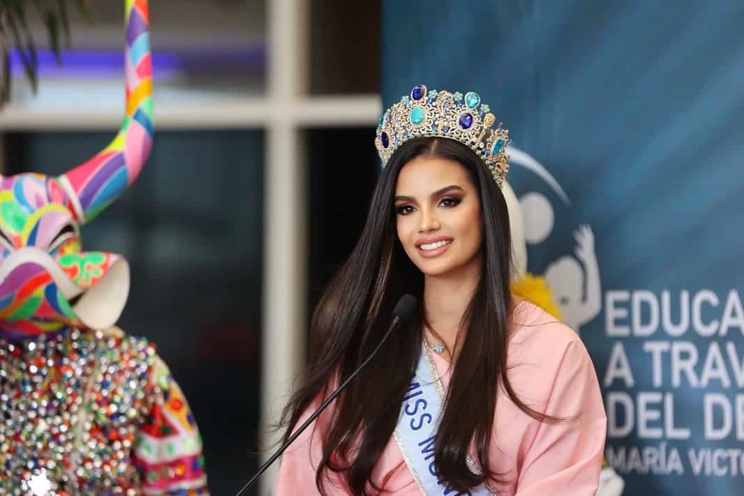 desde-las-instalaciones-del-aeropuerto-internacional-del-cibao-el-publico-de-santiago-celebro-la-despedida--de-nuestra-miss-mundo-dominicana-maria-victoria-bayo-quien-representara-a-todos-los-dominicanos-en--1.jpg