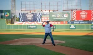 El presidente del BHD lanzó la primera bola del juego de Grandes Ligas en el Quisqueya