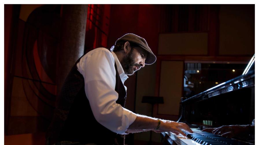 Video | Juan Luis Guerra en el piano tocando las melodías de su nueva canción