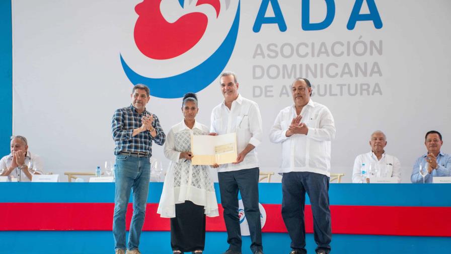 Abinader inaugura centro del ITLA en Moca y entrega subsidios a productores de huevos