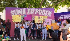 Activistas se manifiestan en la Zona Colonial a favor de los derechos de las mujeres