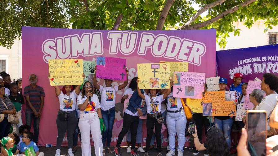 Activistas se manifiestan en la Zona Colonial a favor de los derechos de las mujeres