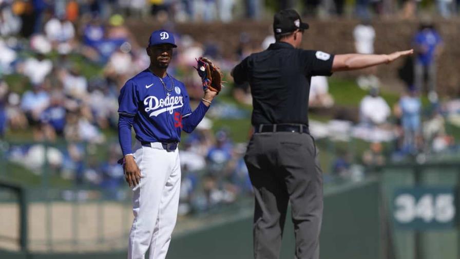 Betts juega 6 innings como campocorto; Dodgers sufren por lesiones de sus lanzadores