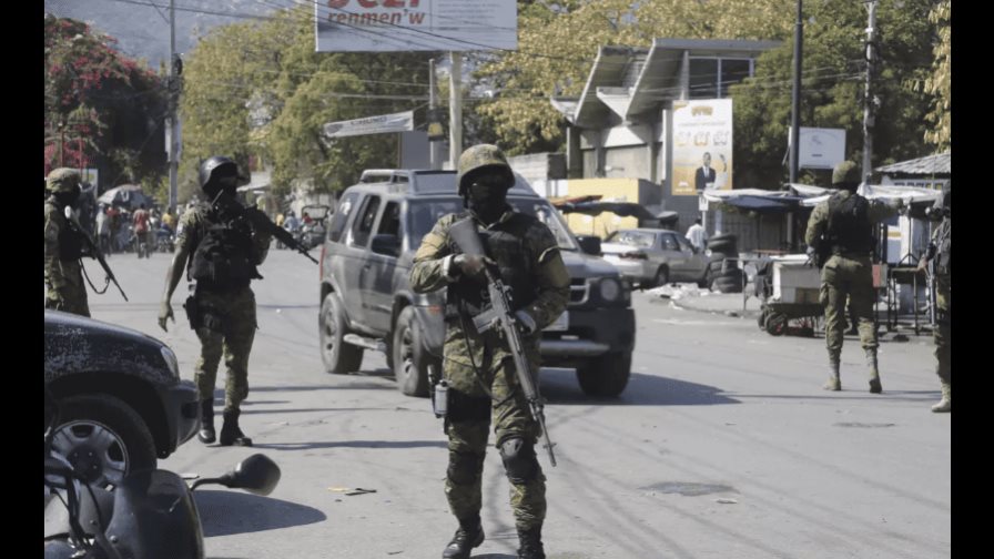 EE.UU. envía soldados para reforzar seguridad en su embajada en Haití