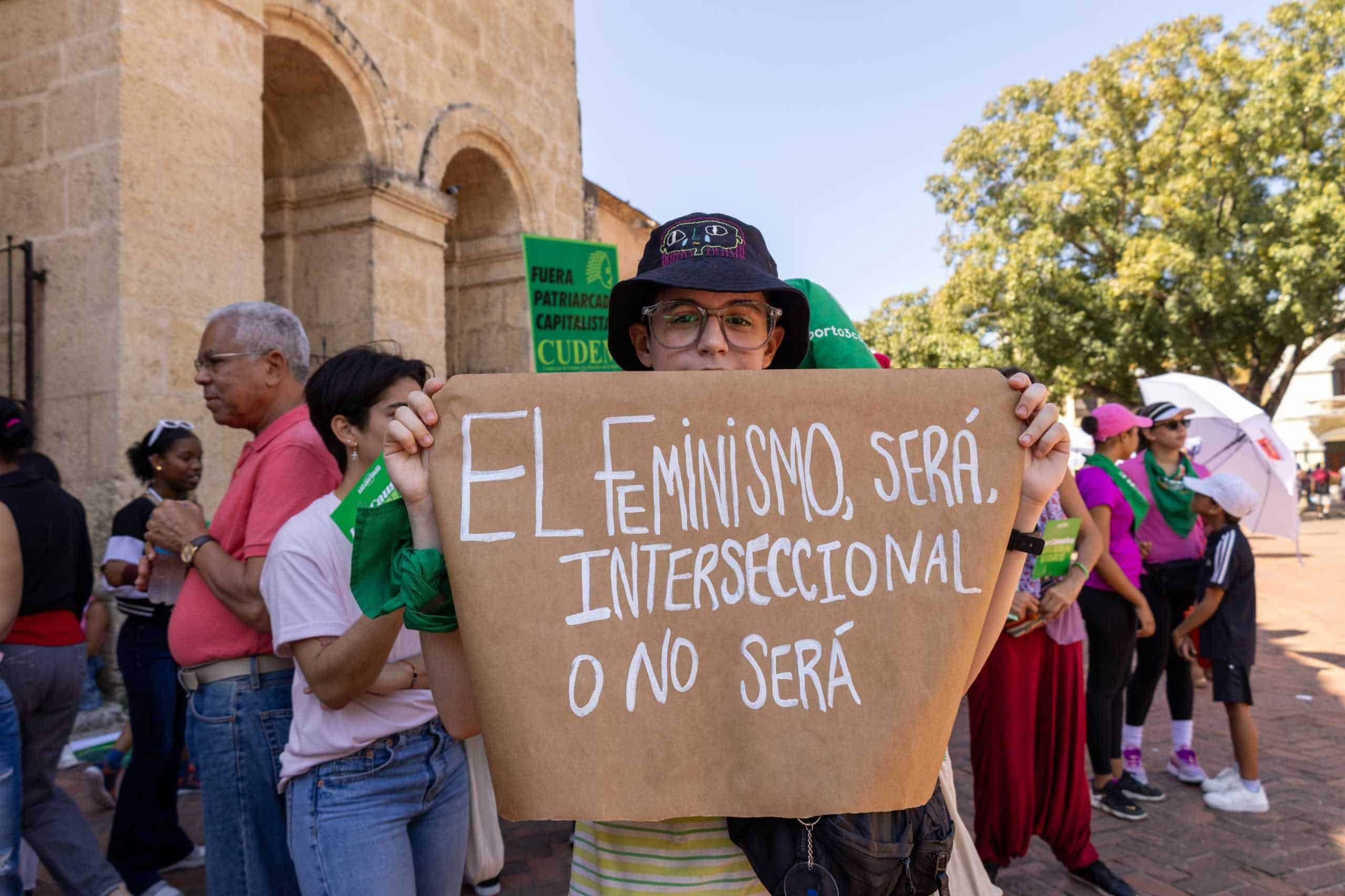 Una asistente con una pancarta donde se lee el feminismo es interseccional o no será.