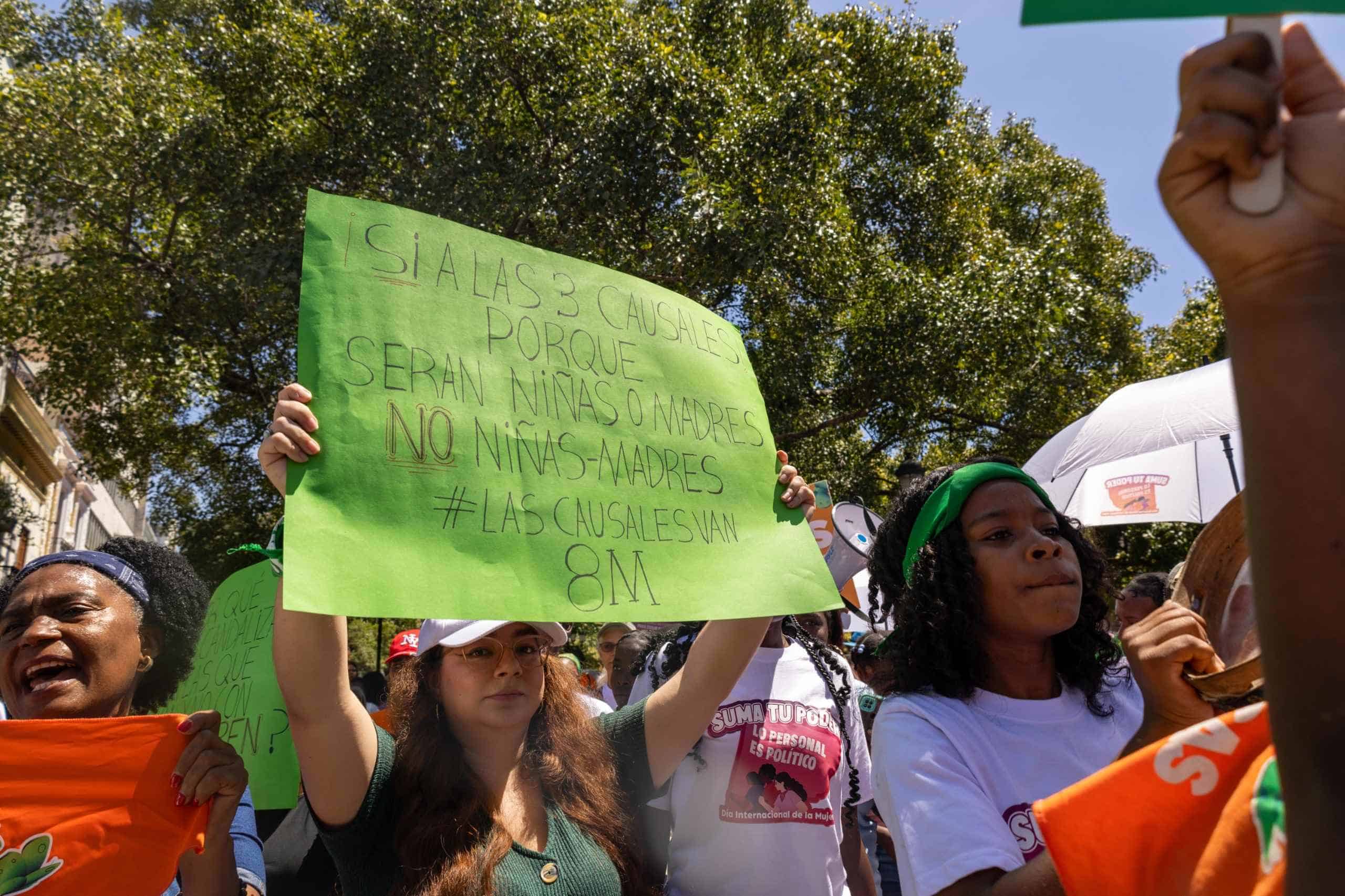 Una mujer sostiene una pancarta a favor de las tres causales del aborto.