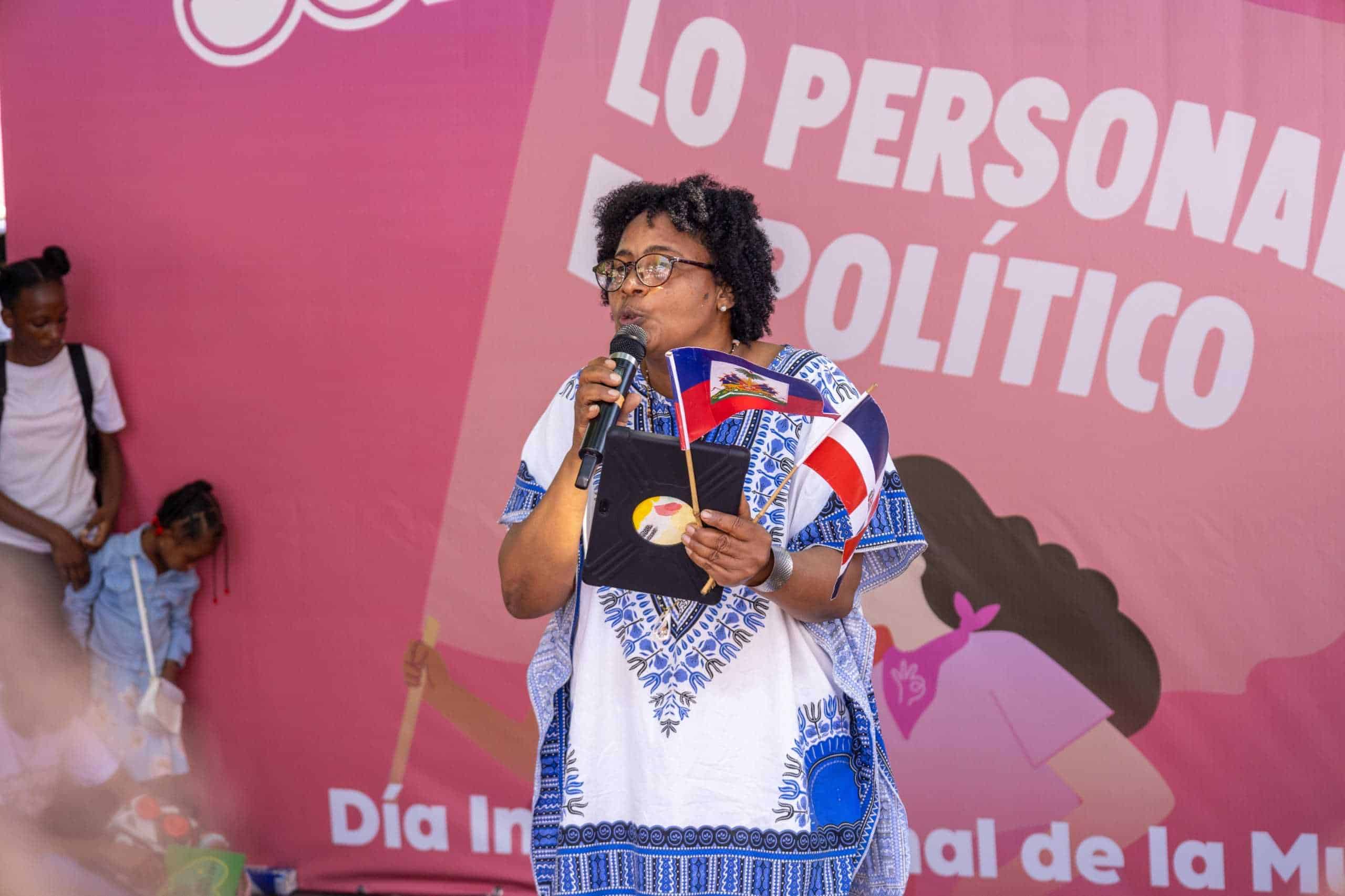 Una de las manifestantes se pronunció en contra de las detenciones arbitrarias que realizan agentes de migración a dominicanas de ascendencia haitiana y a migrantes haitinas embarazadas.