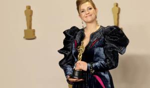 Poor Things toma la delantera en los Óscar con tres estatuillas a media gala