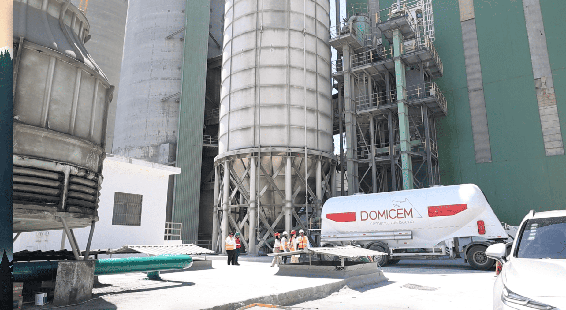 Un camión de Domicem cargado de cenizas de Punta Catalina las descarga en un silo instalado especialmente para guardar estos residuos en las instalaciones industriales de la cementera.