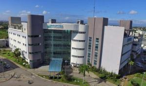 Llevan al Ney Arias Lora a tres bomberos afectados por incendio en La Victoria