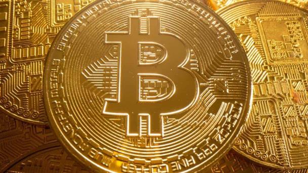 Wall Street abre a la baja mientras bitcoin alcanza nuevo récord