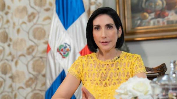 Raquel Arbaje afirma que no escatimarán en preservar la vida de los quemados en Carnaval de Salcedo
