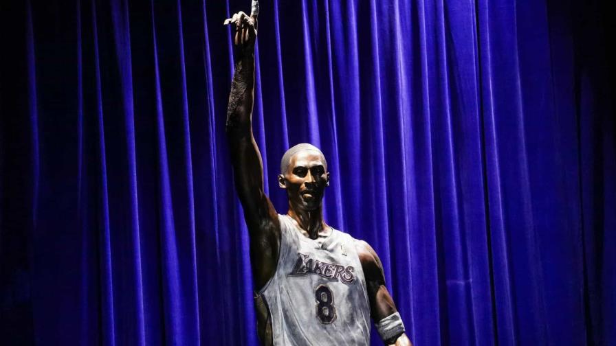 Lakers se ven forzados a corregir errores en la estatua de Kobe