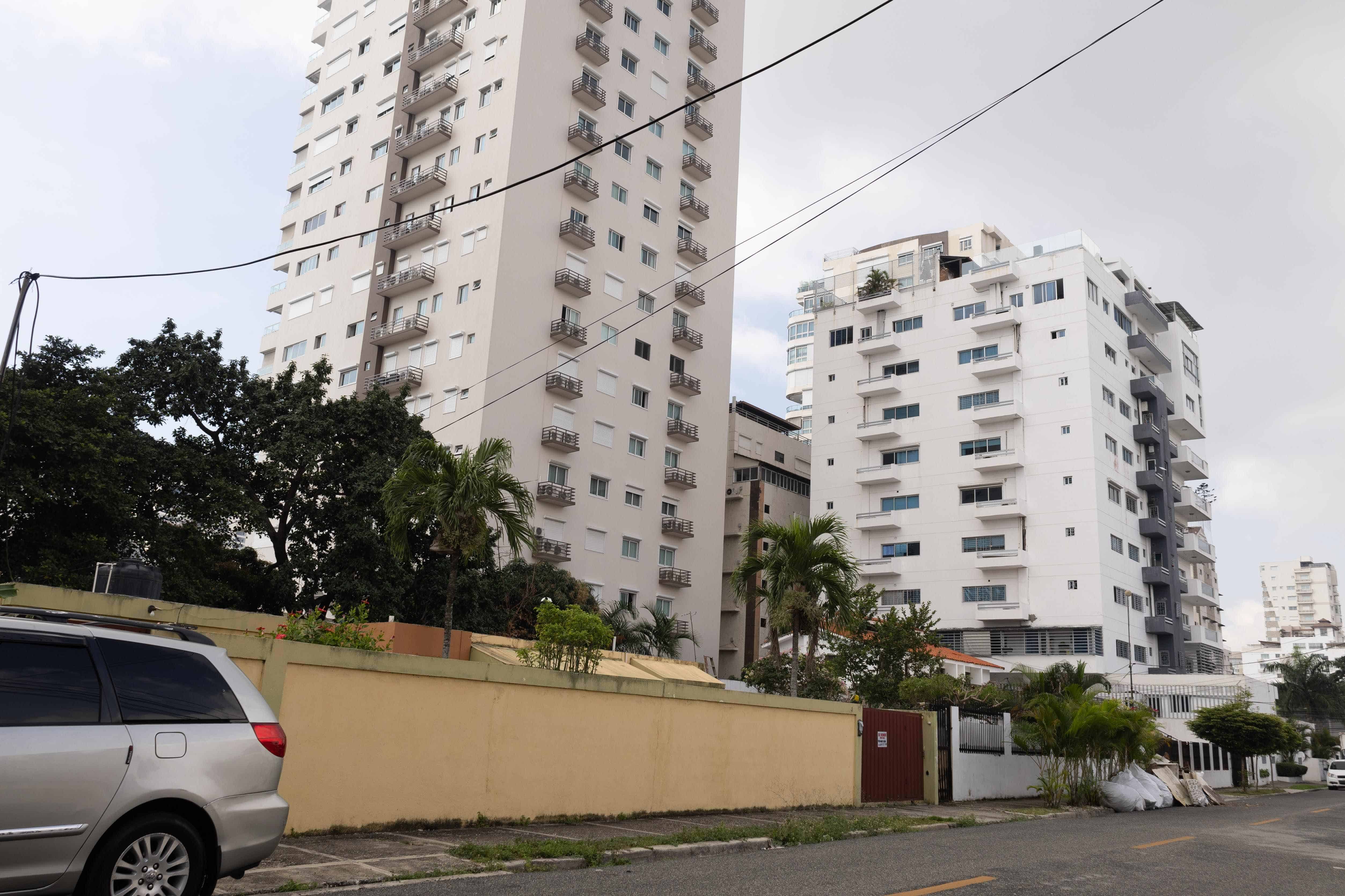 En la misma acera, un edificio de 10 niveles