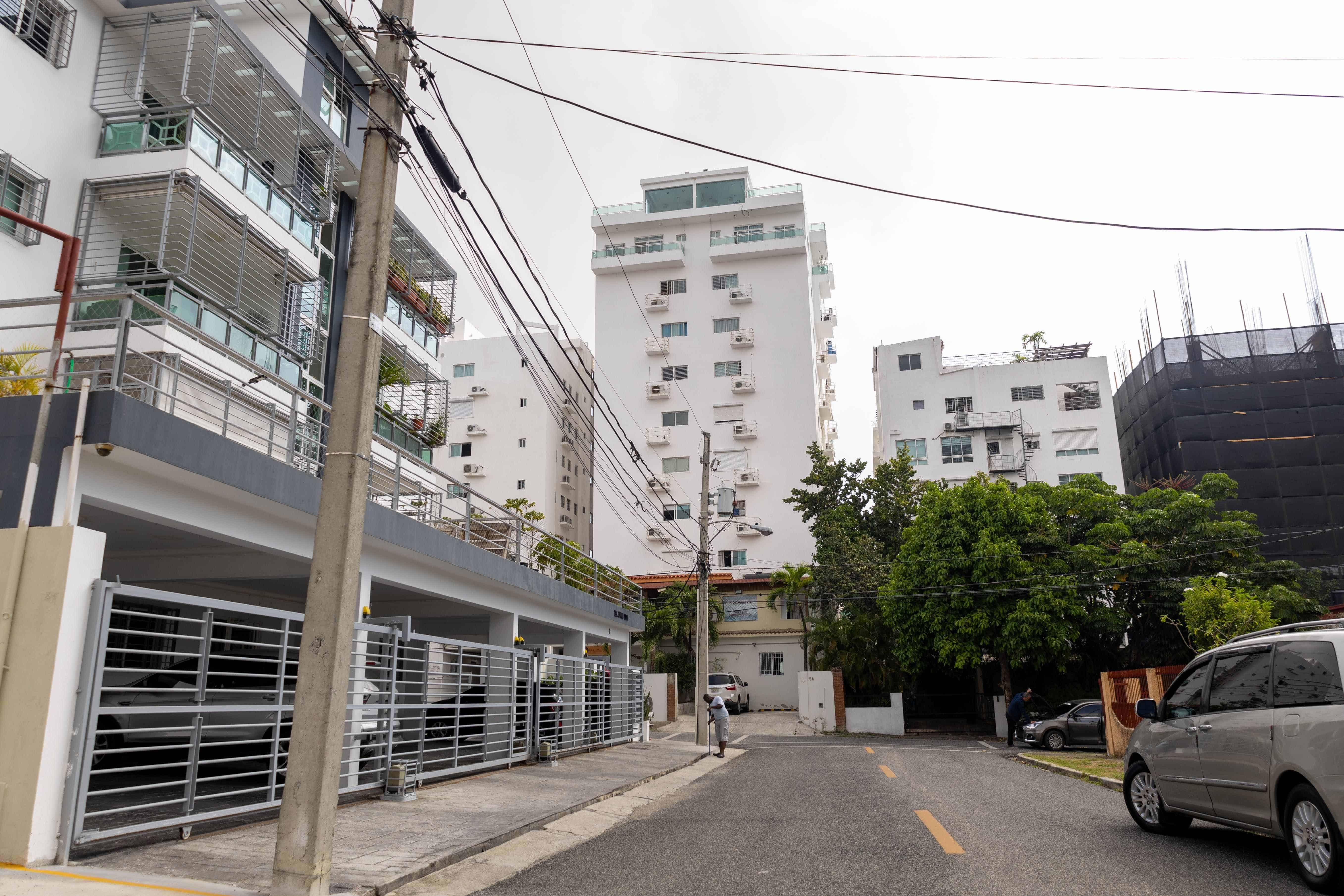 Las cinco casas están rodeadas de edificio