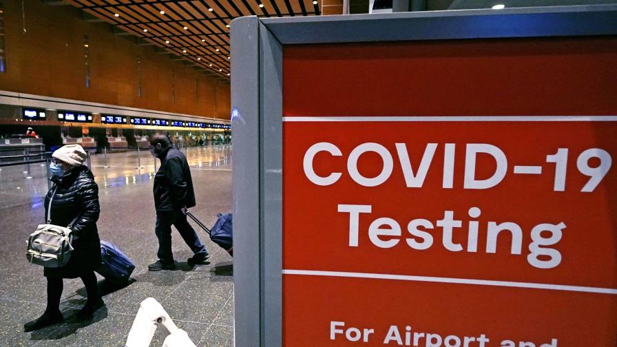 Amplían pruebas de COVID-19 a pasajeros en más aeropuertos de EE.UU.