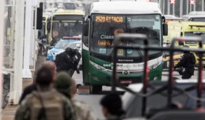 Un asaltante armado toma al menos 15 rehenes en un autobús en Río de Janeiro