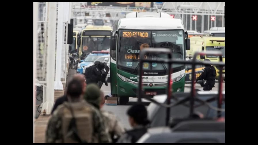 Un asaltante armado toma al menos 15 rehenes en un autobús en Río de Janeiro
