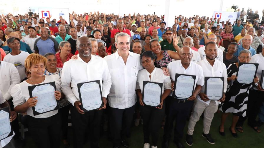 Presidente Abinader entrega más de 2 mil títulos de propiedad en El Tamarindo