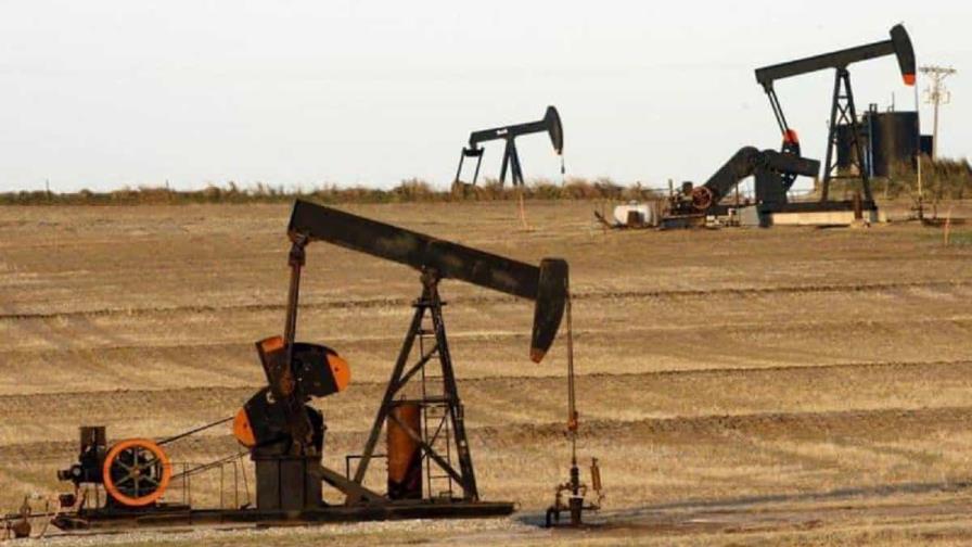 El petróleo de Texas abre semana laboral en 83.33 dólares el barril