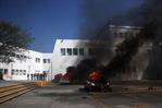 Protesta de Ayotzinapa deja 24 agentes heridos y 11 autos incendiados en el sur de México Protesta de Ayotzinapa deja 24 agentes heridos y 11 autos incendiados en el sur de México